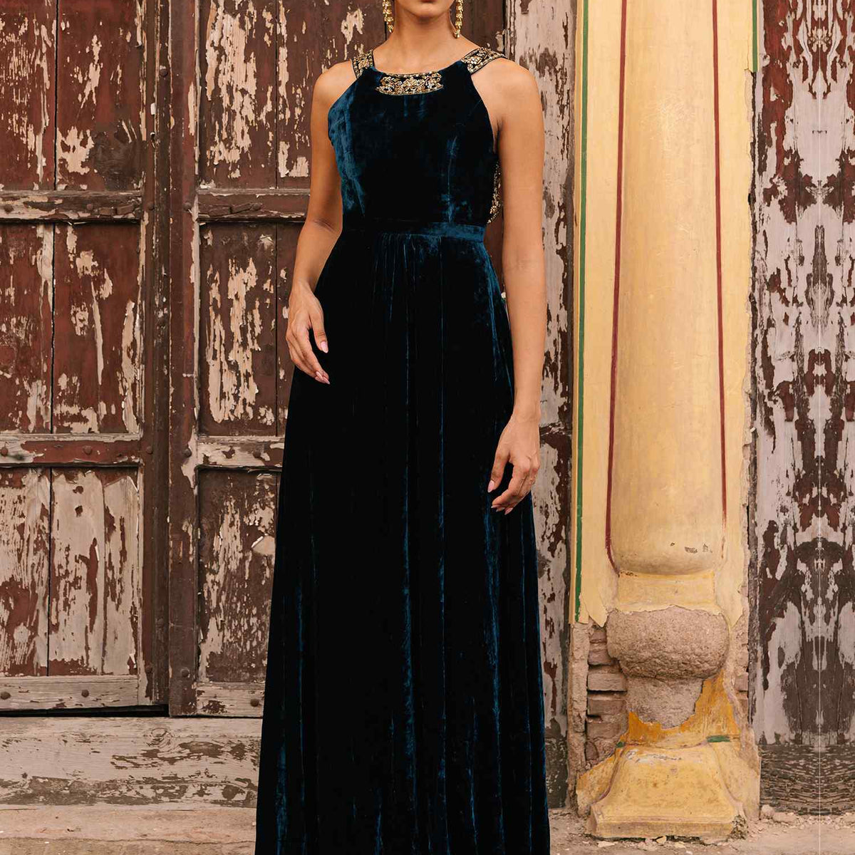 BACKLESS DRESS